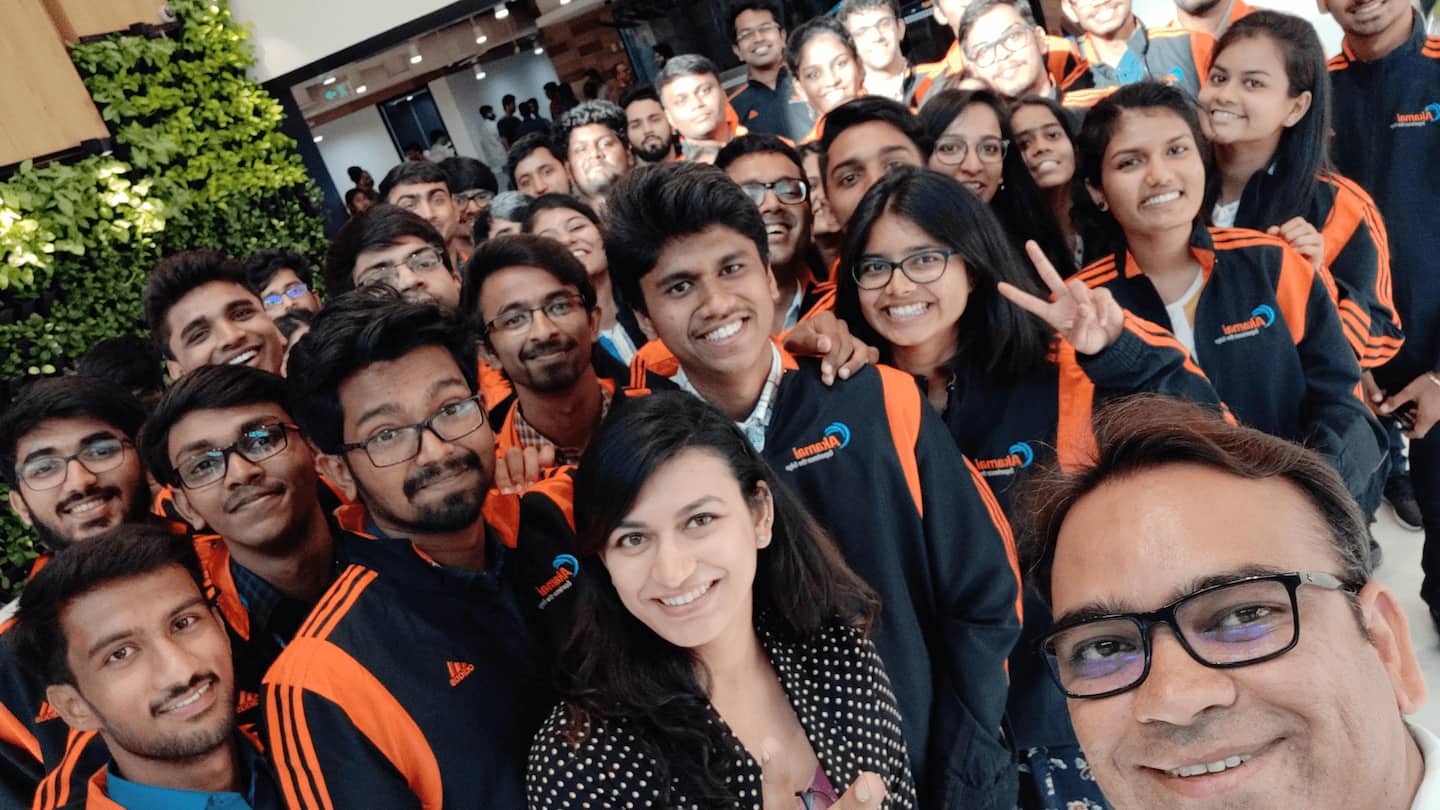 Akamai employees in APJ region huddle together for a large group selfie.